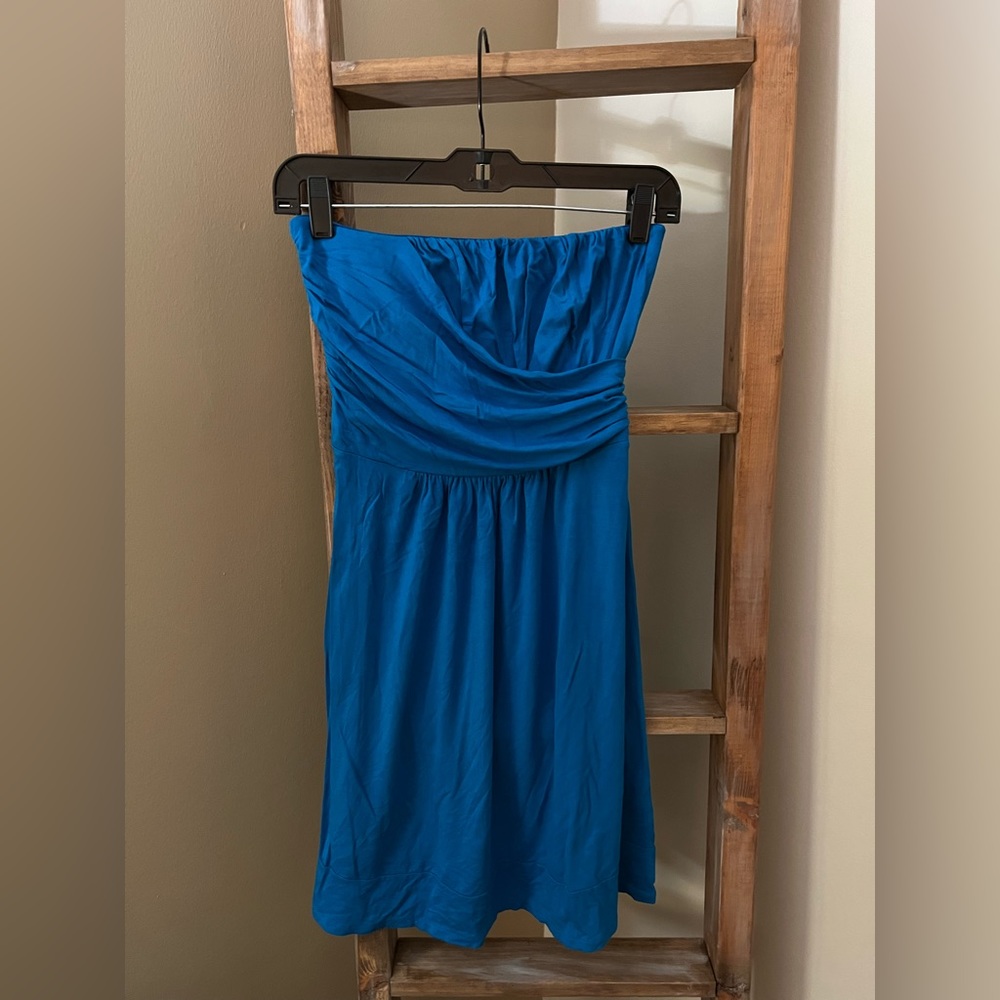 Cute strapless dress!